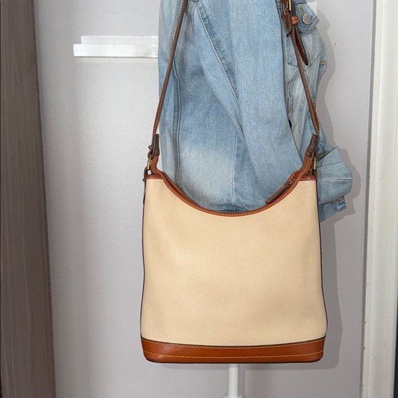 Dooney & Bourke EUC Tan/Brn pebble Leather Shoulder Bag Lrg inside zipper pocket - Picture 2 of 13